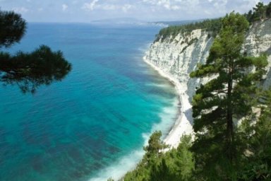 Голубая бездна: райский пляж в Геленджике