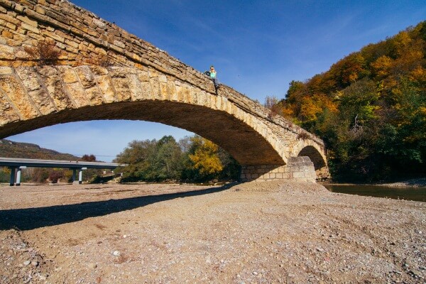 древний каменный мост