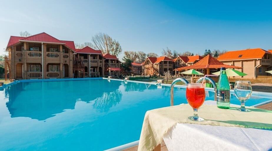 Отель с бассейном в Лазаревке